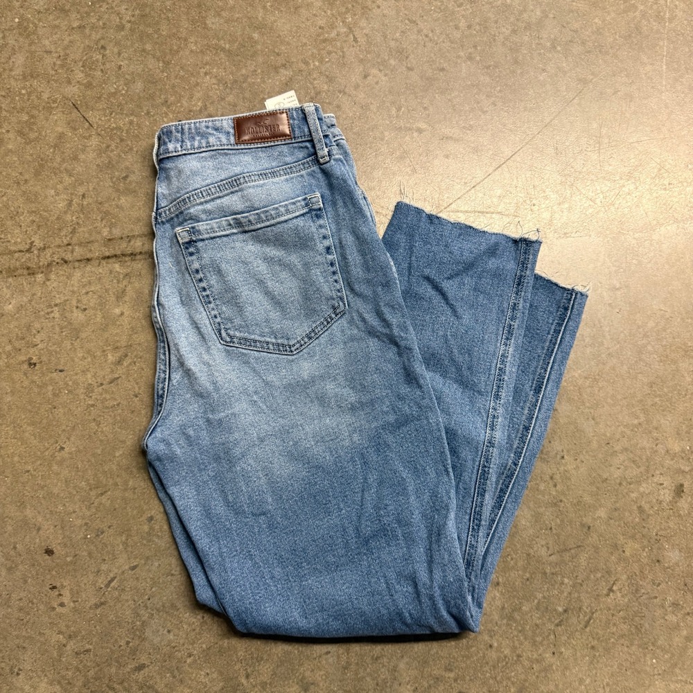 Hollister Ultra High-Rise Mom Jeans Light Wash Distressed Raw Hem 7R W28 L27
